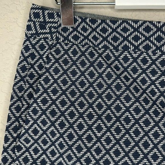 Banana Republic Factory Hampton Fit Geometric Print Navy and White Shorts Size 8 - Picture 2 of 10
